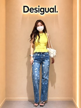 「Desigual（デシグアル）のウーブンレザー調ショルダーバッグ　ホワイト（Shoulderbag、ブラウン系）」を使った、Desigual りんくう STAFFさん（レディース・168cm）の夏コーディネート
