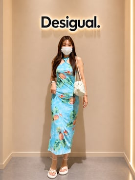 「Desigual（デシグアル）のウーブンレザー調ショルダーバッグ　ホワイト（Shoulderbag、ブラウン系）」を使った、Desigual りんくう STAFFさん（レディース・168cm）の夏コーディネート