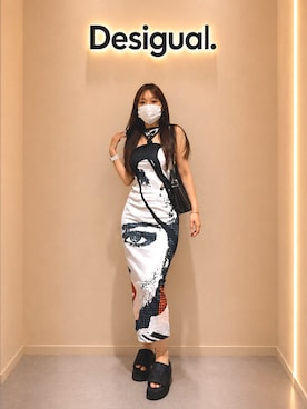 「Desigual（デシグアル）のVESTFACE ポートレートグラフィックワンピース（One piece dress、ブラック系）」を使った、Desigual りんくう STAFFさん（レディース・168cm）の夏コーディネート