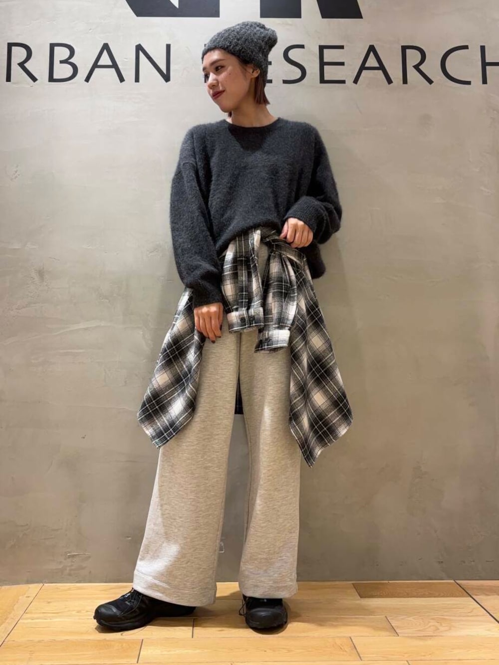 グレー系のニット/セーター、グレー系のその他パンツ、ブラック系のシャツ/ブラウスを着用したレディースの秋コーディネートの1枚目の写真