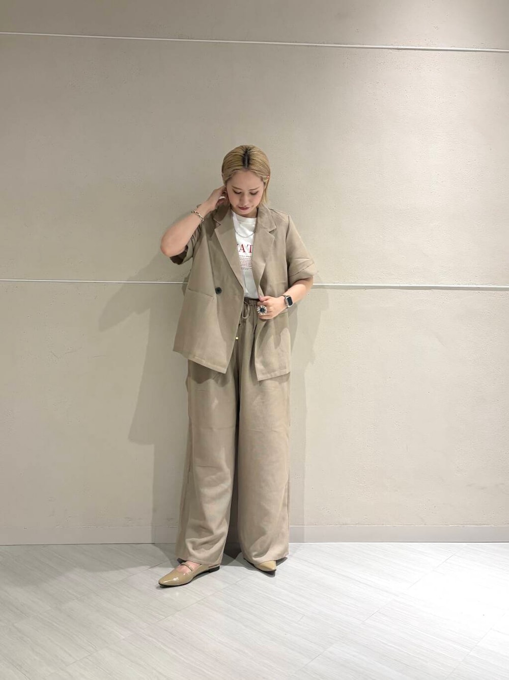 ベージュ系のパンプス、ホワイト系のTシャツ/カットソー、ベージュ系のその他パンツを着用したレディースの夏コーディネートの1枚目の写真