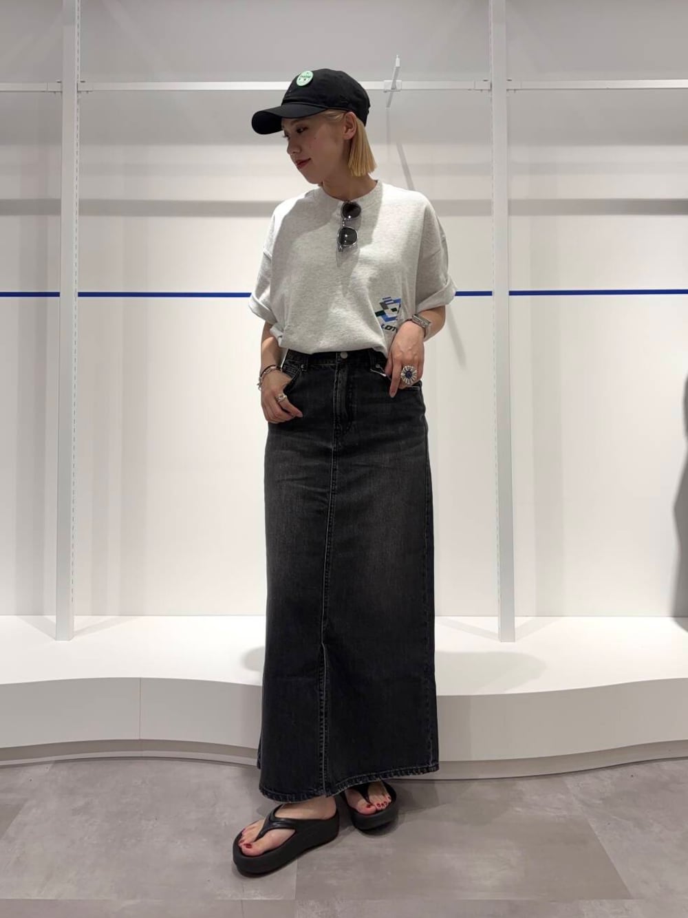 「アーバンリサーチ、カジュアル、モノトーン、URBANRESEARCH、デニムスカート、newarrival、休日スタイル、ロゴTシャツ、サンダルコーデ、ウーフォス、20代後半、着痩せ、骨格ストレート、外遊びコーデ、lotto」｜「OOFOSのOOFOS　Oomega（サンダル、ブラック系）」を使った、和さん（レディース・161cm）の春コーディネートの1枚目の写真