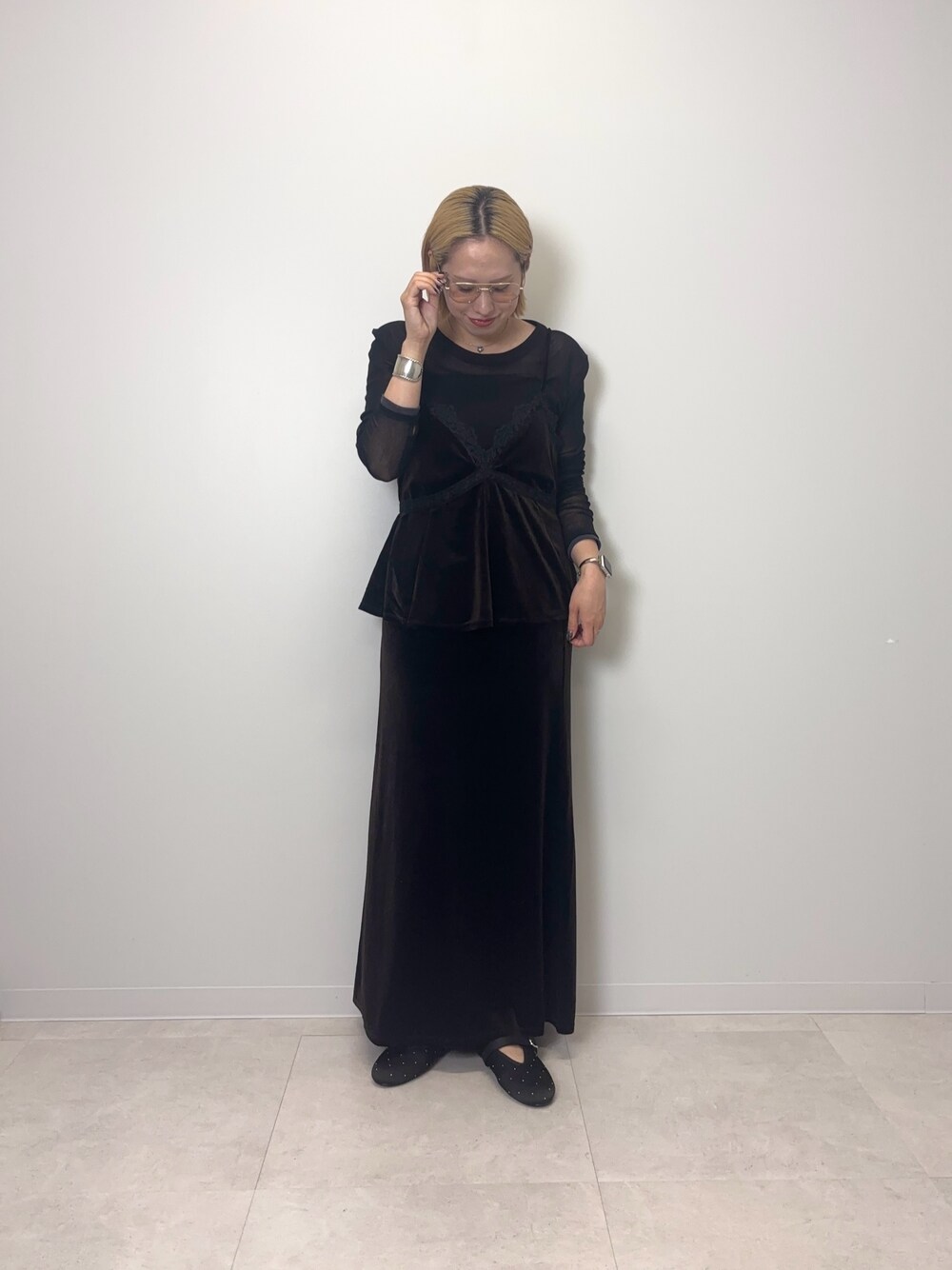 ブラック系のTシャツ/カットソー、ブラック系のバレエシューズ、シルバー系のメガネを着用したレディースの秋コーディネートの1枚目の写真