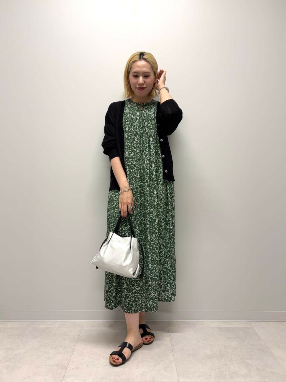 「ワンピース、アーバンリサーチ、カーディガン、カジュアル、newarrival、休日スタイル、doors、サンダルコーデ、細見え、20代後半、着痩せ、紫外線対策、骨格ナチュラル、夏カラーコーデ、ワンピース×高身長」｜「URBAN RESEARCH DOORSの『UR TECH ひやサラクール』リネン混Vネックショートカーディガン（カーディガン/ボレロ、ブラック系）」を使った、和さん（レディース・161cm）の夏コーディネートの1枚目の写真