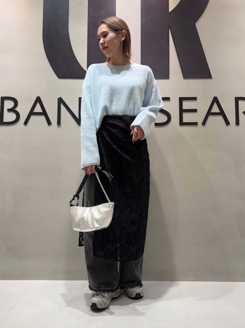 「アーバンリサーチ、大人カジュアル、デートコーデ、URBANRESEARCH、レイヤード、休日コーデ、newarrival、20代後半、着痩せ、サロモン、ブルベ冬、骨格ストレート、春色ニットコーデ」｜「URBAN RESEARCHのダメージワイドデニムパンツ（デニムパンツ、ブラック系）」を使った、和さん（レディース・161cm）の冬コーディネートの1枚目の写真