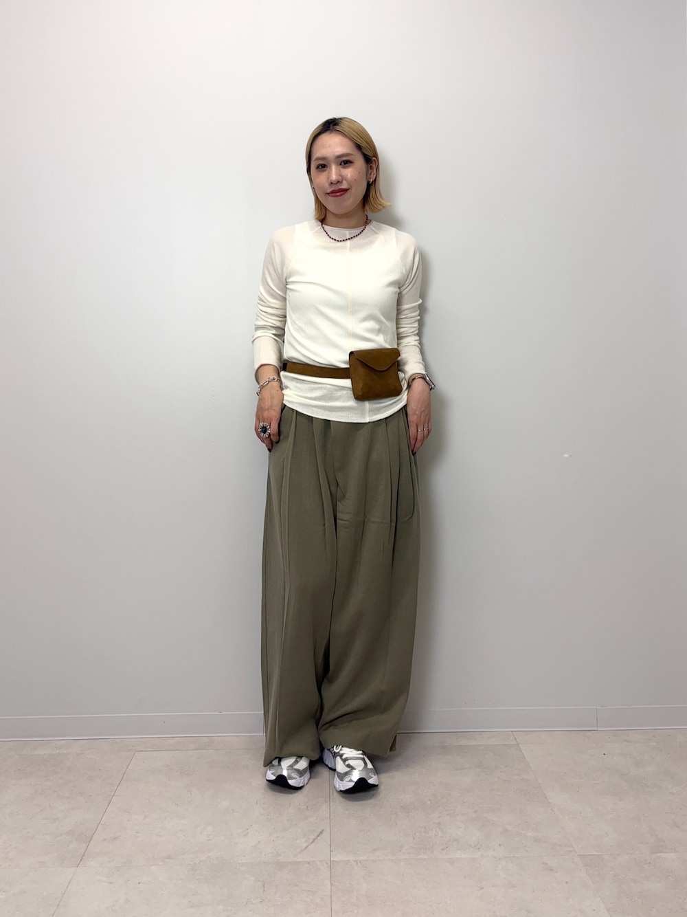 ホワイト系のスニーカー、グリーン系のその他パンツ、イエロー系のボディバッグ/ウエストポーチを着用したレディースの秋コーディネートの1枚目の写真