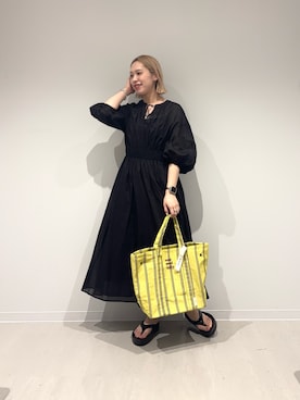 「URBAN RESEARCH DOORS（アーバンリサーチドアーズ）のOOFOS　OOMEGA（サンダル、ブラック系）」を使った、和さん（レディース・161cm）の春コーディネート