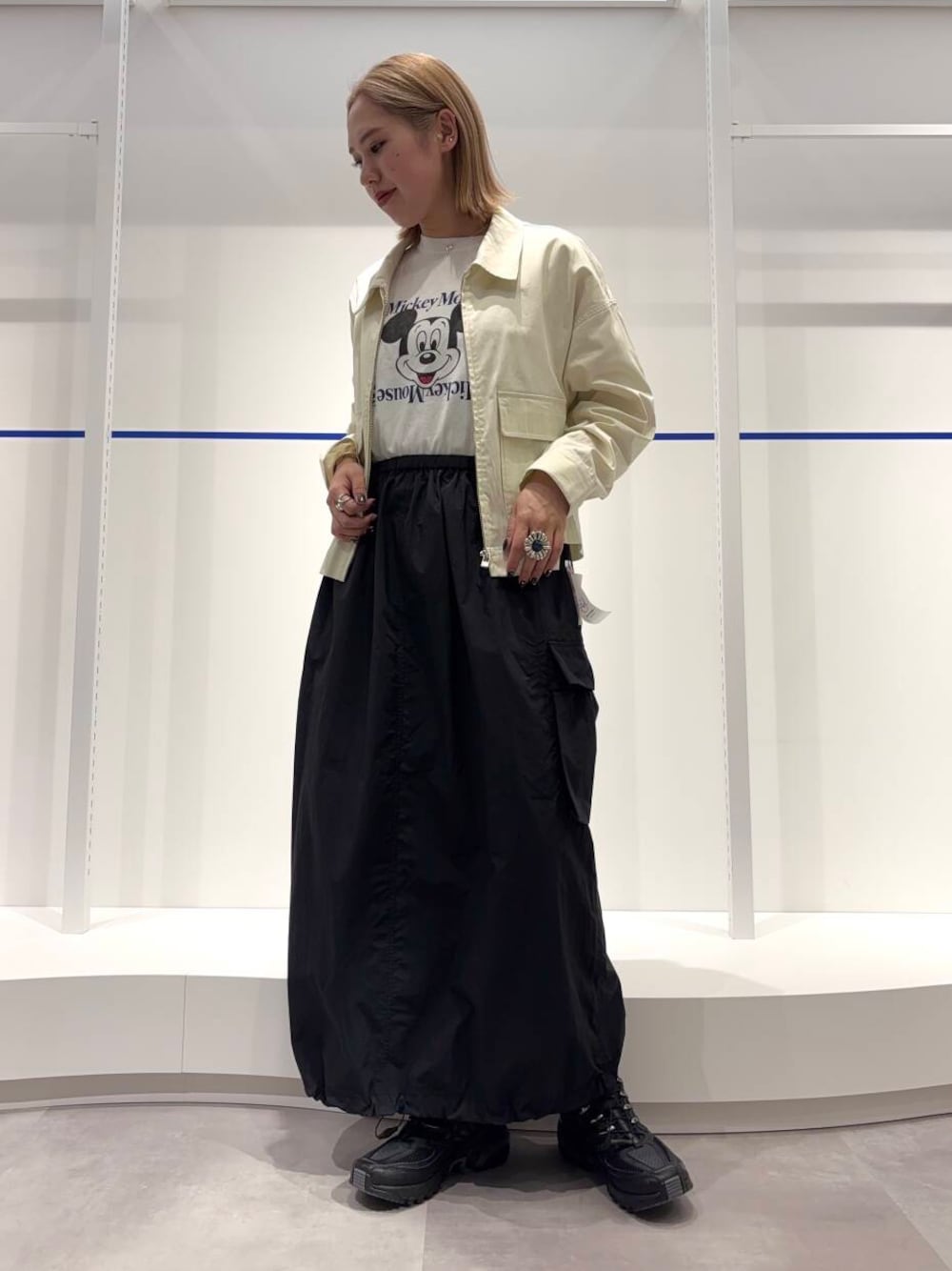 「カジュアル、スポーツミックス、別注、URBANRESEARCH、休日スタイル、ドアーズ、ナイロンスカート、20代後半、着痩せ、スノーピーク、ブルベ冬、骨格ストレート、ミッキーtシャツ、最旬スニーカーコーデ、外遊びコーデ」｜「URBAN RESEARCHのコットンナイロンジップブルゾン（ブルゾン、ホワイト系）」を使った、和さん（レディース・161cm）の春コーディネートの1枚目の写真