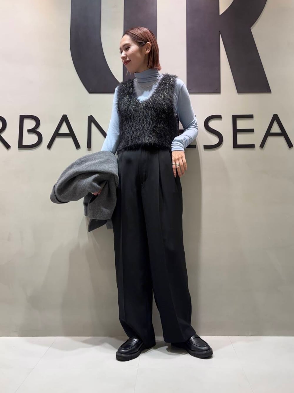 ブラック系のその他パンツ、ブルー系のTシャツ/カットソー、グレー系のその他アウターを着用したレディースの冬コーディネートの1枚目の写真