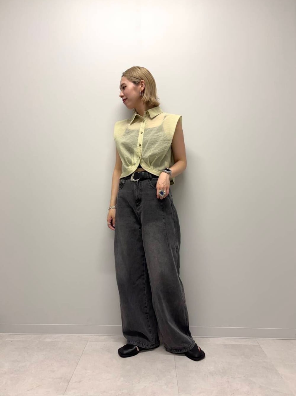 ブラック系のデニムパンツ、グリーン系のシャツ/ブラウスを着用したレディースの夏コーディネートの1枚目の写真