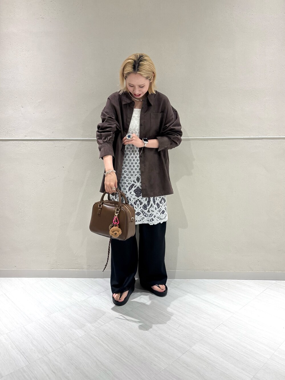 ブラウン系のシャツ/ブラウス、ブラック系のその他パンツ、ブラウン系のボストンバッグを着用したレディースの夏コーディネートの1枚目の写真