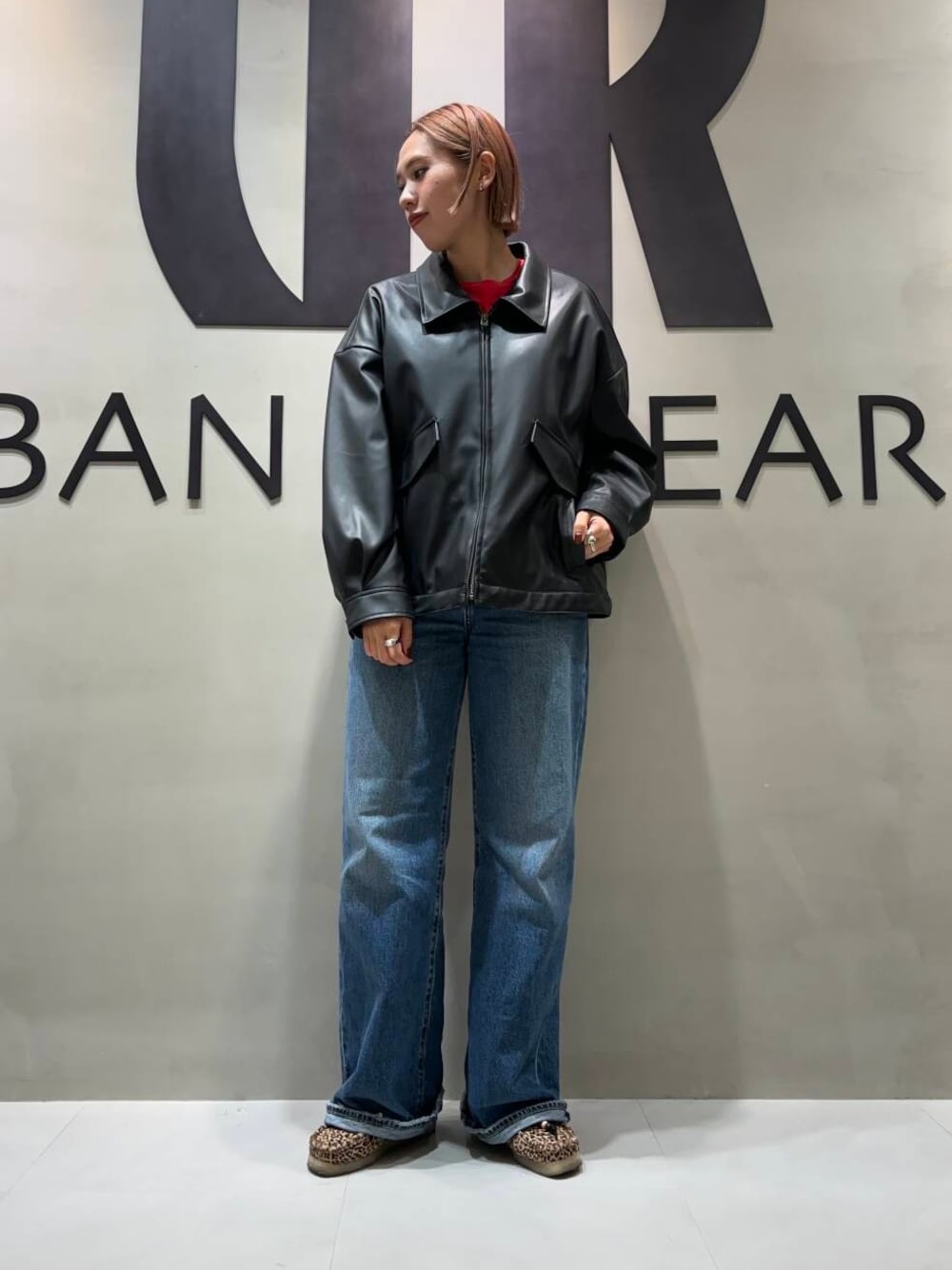 ブラック系のブルゾン、その他のブーツを着用したレディースの秋コーディネートの1枚目の写真