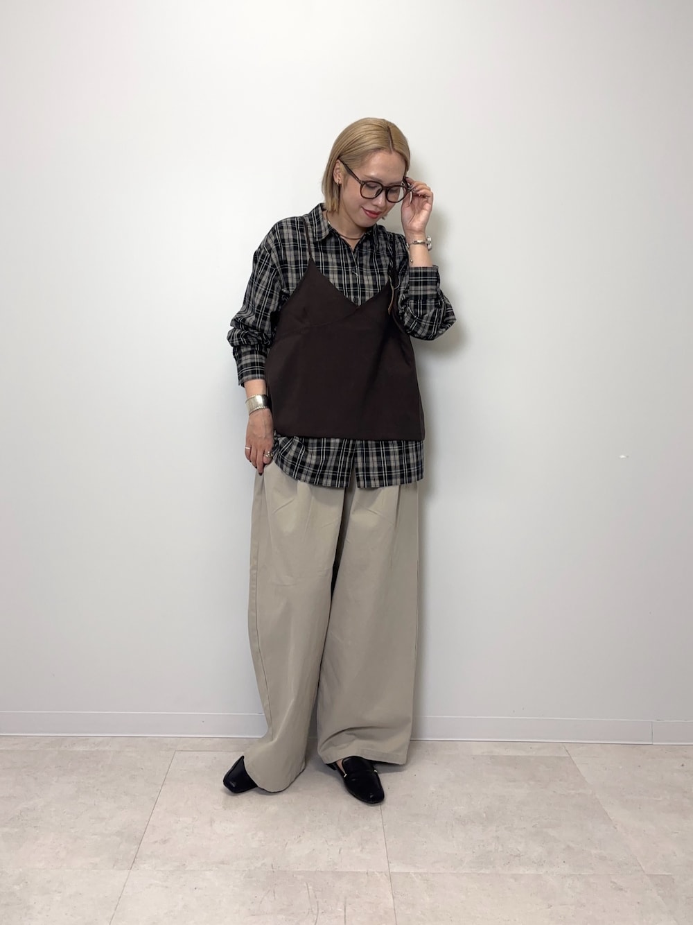 ブラック系のローファー、ブラック系のシャツ/ブラウス、ベージュ系のその他パンツを着用したレディースの秋コーディネートの1枚目の写真
