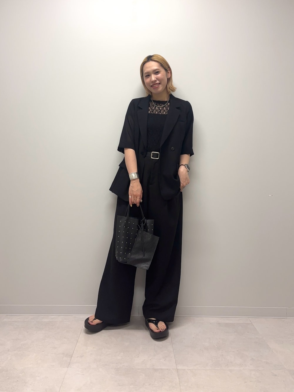 ブラック系のその他アウター、ブラック系のTシャツ/カットソー、ブラック系のトートバッグを着用したレディースの夏コーディネートの1枚目の写真