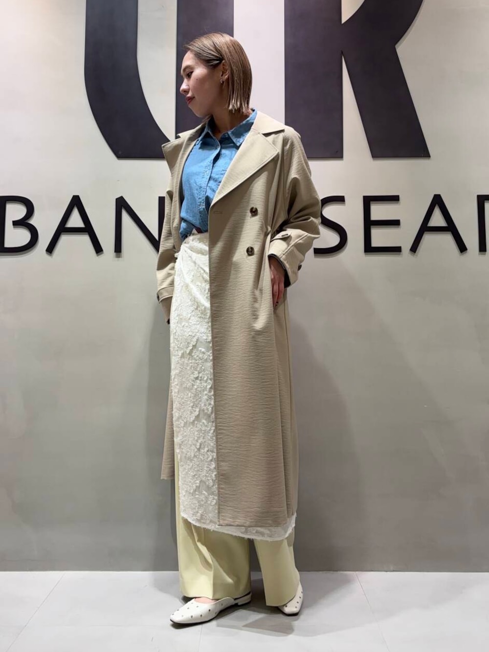 「アーバンリサーチ、大人カジュアル、スラックス、URBANRESEARCH、トレンチコート、スカーフ、春アウター、休日コーデ、newarrival、ROSSO、デニムシャツ、20代後半、着痩せ、ブルベ冬、骨格ストレート」｜「URBAN RESEARCHのカットジャガードスカーフ（バンダナ/スカーフ、ホワイト系）」を使った、和さん（レディース・161cm）の冬コーディネートの1枚目の写真