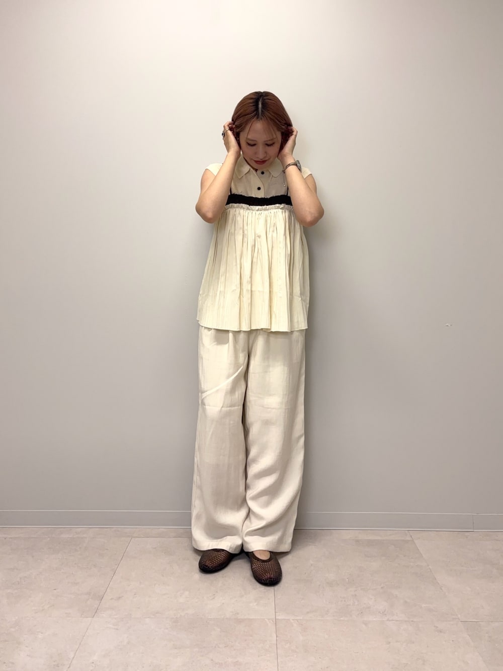 ホワイト系のその他トップス、ホワイト系のニット/セーター、ホワイト系のその他パンツを着用したレディースの春コーディネートの1枚目の写真