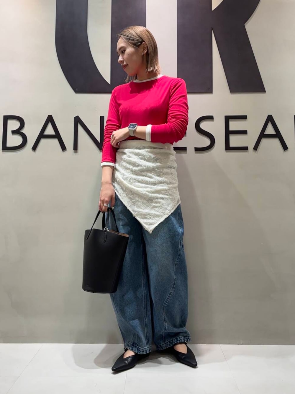 「アーバンリサーチ、大人カジュアル、URBANRESEARCH、レイヤード、スカーフ、休日コーデ、newarrival、ROSSO、20代後半、着痩せ、コクーンデニム、ブルベ冬、骨格ストレート、アンドミューク」｜「URBAN RESEARCHのカットジャガードスカーフ（バンダナ/スカーフ、ホワイト系）」を使った、和さん（レディース・161cm）の冬コーディネートの1枚目の写真