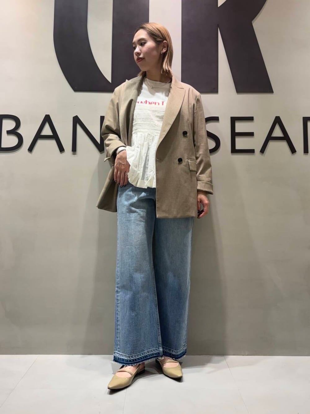「アーバンリサーチ、大人カジュアル、ジャケット、URBANRESEARCH、ロゴT、休日コーデ、newarrival、ワイドデニム、20代後半、着痩せ、ブルベ冬、骨格ストレート、レースキャミ」｜「URBAN RESEARCHのダメージワイドデニムパンツ（デニムパンツ、ブルー系）」を使った、和さん（レディース・161cm）の春コーディネートの1枚目の写真