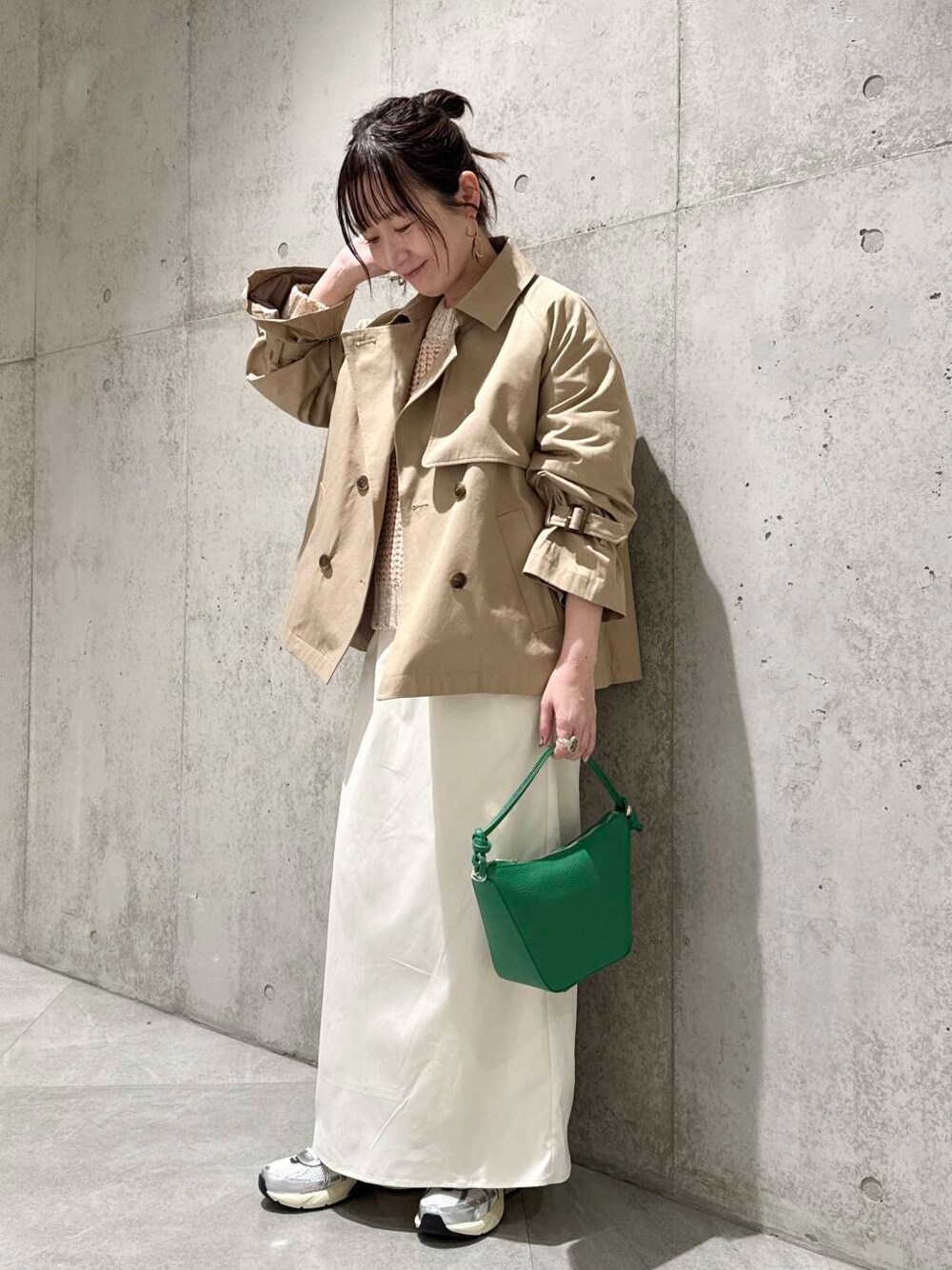 「大人カジュアル、スニーカー、ニット、ロングスカート、ママコーデ、コーデュロイ、カジュアルコーデ、トレンチコート、SonnyLabel、NIKE、低身長、春コーデ、サニーレーベル、スニーカーコーデ、春アウター」｜「URBAN RESEARCH Sonny Labelのミックスカラーニットプルオーバー（ニット/セーター、ピンク系）」を使った、香織さん（レディース・154cm）の冬コーディネートの1枚目の写真