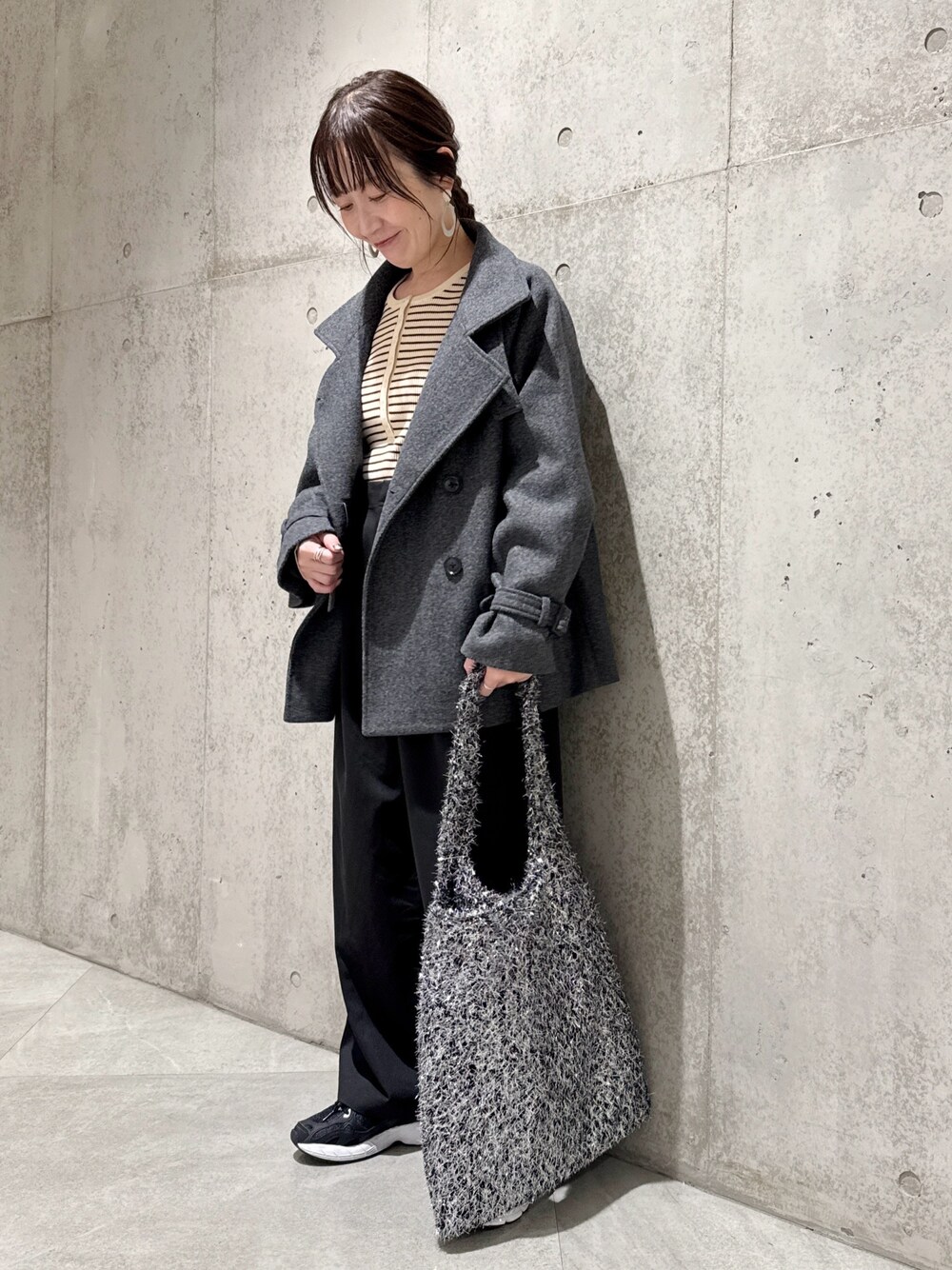 「冬アウター、お出かけコーデ、モノトーン、クリスマスに着たい服、冬コーデ、休日スタイル、ボーダー、サロペット、トレンチコート、秋冬コーデ、オトナカジュアル、ママファッション、大人コーデ、オトナ女子、グレー」｜「URBAN RESEARCH Sonny Labelのメルトンジャージスタンドカラートレンチコート（トレンチコート、グレー系）」を使った、香織さん（レディース・154cm）の冬コーディネートの1枚目の写真