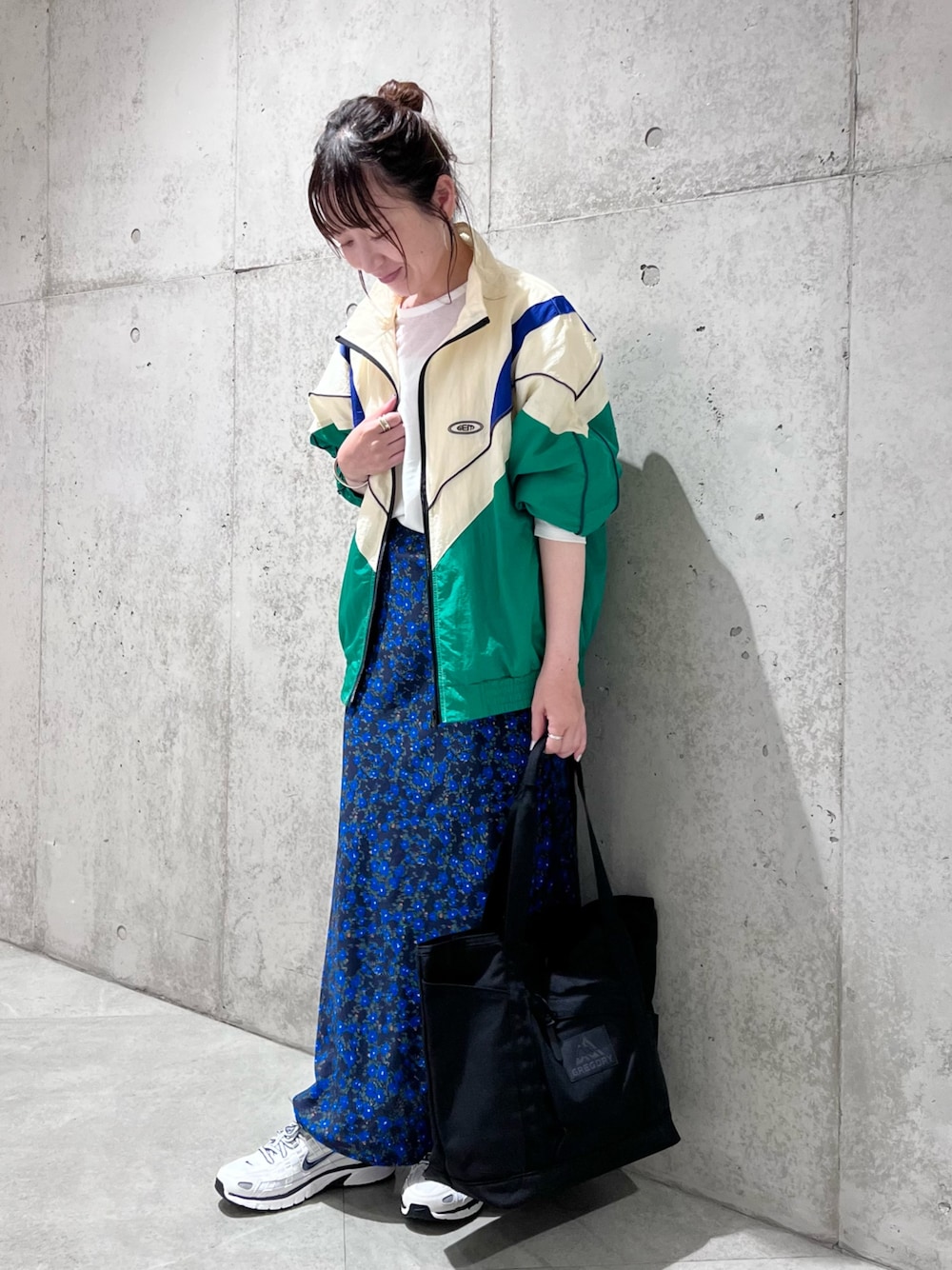 「秋服準備はじめました、デートコーデ、休日スタイル、スポーツミックス、ロングスカート、秋コーデ、秋先取りコーデ、大人コーデ、お洒落さんとつながりたい、アウター、低身長女子、オトナカジュアル、オトナ女子、花柄、ブルゾン」｜「URBAN RESEARCH Sonny Labelの『ユニセックス』GEM SPORTSWEAR　NYLON TRACK JACKET（ナイロンジャケット、グリーン系）」を使った、香織さん（レディース・154cm）の秋コーディネートの1枚目の写真