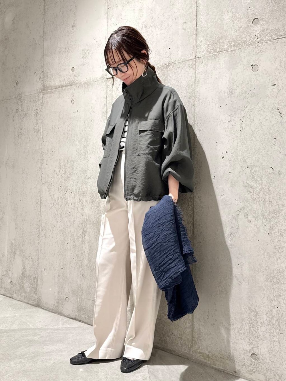 「大人カジュアル、メガネ、ママコーデ、カジュアルコーデ、ボーダー、バレエシューズ、champion、SonnyLabel、ストール、ブルゾン、シアー、低身長、春コーデ、サニーレーベル、春アウター」｜「URBAN RESEARCH DOORSのボーダーワイドプルオーバー（Tシャツ/カットソー、ブラック系）」を使った、香織さん（レディース・154cm）の春コーディネートの1枚目の写真
