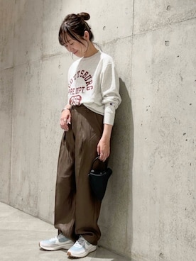 シャイニーツイルサテンパンツを使った人気ファッション
