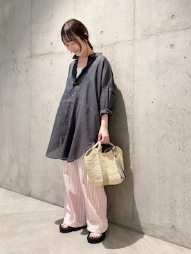 「URBAN RESEARCH DOORS（アーバンリサーチドアーズ）の『WEB/一部店舗限定カラー』ラミーコットンビックシャツ（シャツ/ブラウス、グレー系）」を使った、香織さん（レディース・154cm）の春コーディネート