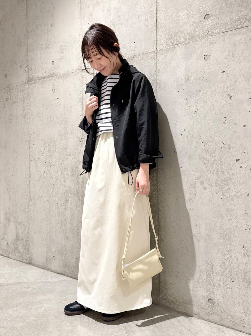 「大人カジュアル、スニーカー、ジャケット、ロングスカート、デートコーデ、ママコーデ、カジュアルコーデ、ボーダー、SonnyLabel、adidas、マウンテンパーカー、低身長、春コーデ、サニーレーベル、スニーカーコーデ」｜「FORK&SPOONのFORK&SPOON　ボートネックボーダー（Tシャツ/カットソー、ブルー系）」を使った、香織さん（レディース・154cm）の春コーディネートの1枚目の写真
