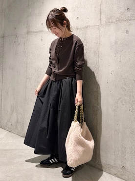 「アイテム（スニーカー）」を使った、香織さん（レディース・154cm）の秋コーディネート