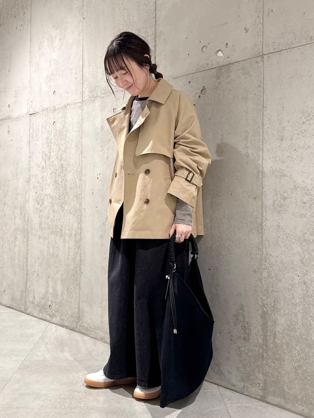 「ワンピース、大人カジュアル、デニム、スニーカー、ママコーデ、カジュアルコーデ、トレンチコート、SonnyLabel、レイヤードスタイル、NIKE、低身長、春コーデ、サニーレーベル、スニーカーコーデ、春アウター」｜「LE VERNISのLE VERNIS　パラコードハンドルメッシュバッグ（トートバッグ、ブラック系）」を使った、香織さん（レディース・154cm）の春コーディネートの1枚目の写真