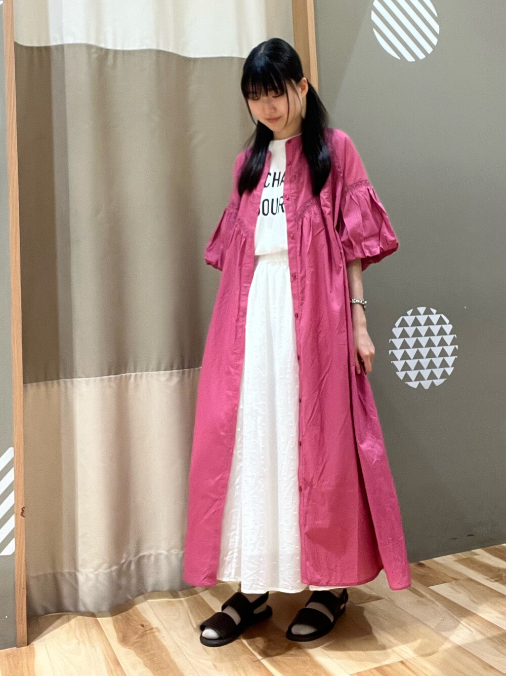 ブラウン系のサンダル、ホワイト系のTシャツ/カットソー、ピンク系のワンピースを着用したレディースの夏コーディネートの1枚目の写真