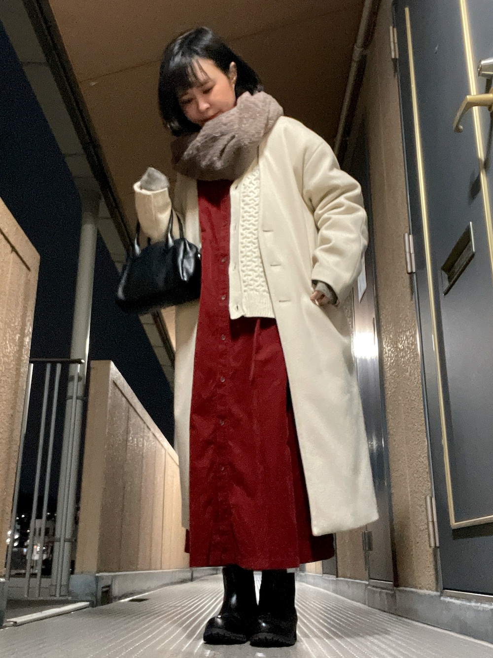 「プチプラ、休日スタイル、楽チンコーデ、冬服コーデ、大人女子、オトナ女子、オトナカワイイ、おしゃれさんと繋がりたい、冬、着回しコーデ、今日のコーデ、30代コーデ、アウターコーデ、ニットコーデ、いいね、save、フォローお願いします🤑」｜「onetomeのミニボストンバッグ（ボストンバッグ、ブラック系）」を使った、higa_99さん（レディース・150cm）の冬コーディネートの1枚目の写真
