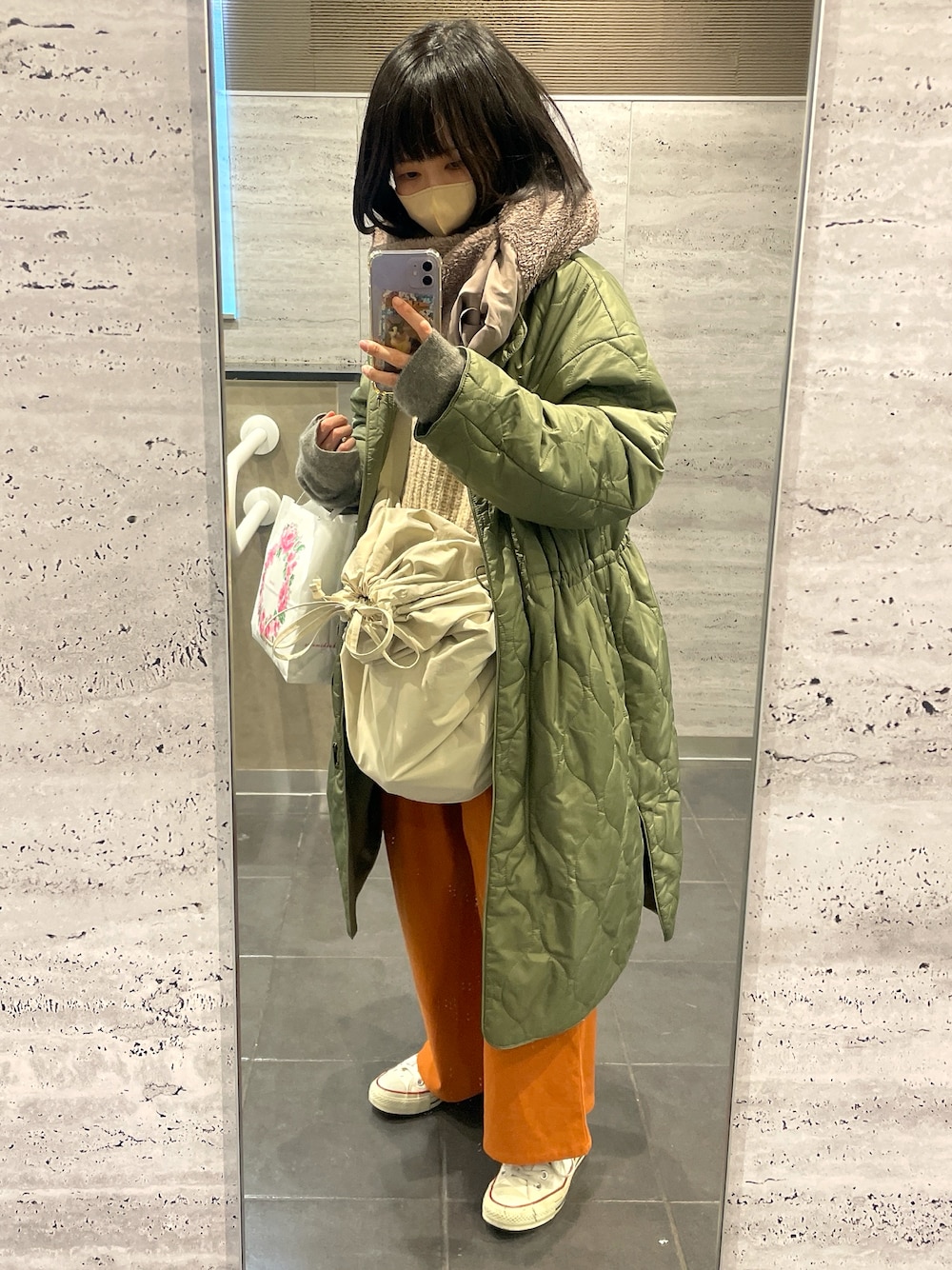 「レイヤードスタイル、大人かわいい、オトナカジュアル、おでかけコーデ、ゆるコーデ、おしゃれさんと繋がりたい、ニットコーデ、低身長女子、パンツスタイル、いいね、save、フォローお願いします🤑、大人ガーリー、outfit、パンツコーデ、UNIQLO、休日スタイル」｜「AMERICAN HOLICの軽ポカノーカラーキルティングロングコート（ノーカラージャケット、グリーン系）」を使った、higa_99さん（レディース・150cm）の冬コーディネートの1枚目の写真
