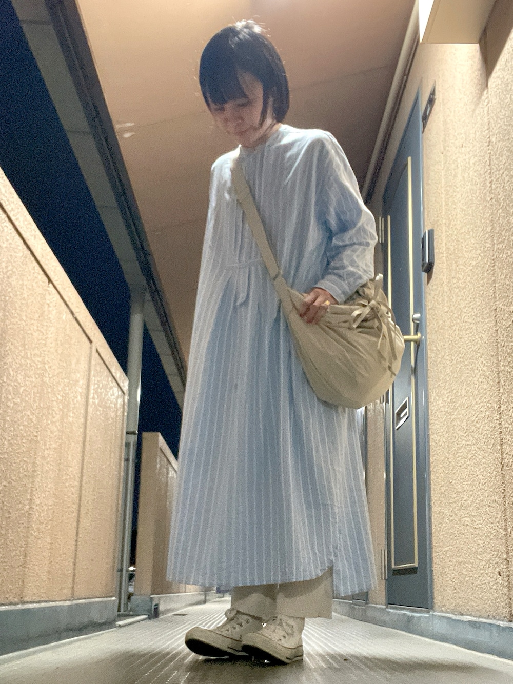 「オトナカジュアル、おでかけコーデ、楽チンコーデ、お洒落さんとつながりたい、オトナガーリー、春夏コーデ、カジュアルスタイル、大人かわいい、今日のコーデ、スニーカーコーデ、おしゃれさんと繋がりたい、ロングワンピース、UNIQLO、ベーシック、休日スタイル」｜「UNIQLOのアイテム（ショルダーバッグ、ホワイト系）」を使った、higa_99さん（レディース・150cm）の夏コーディネートの1枚目の写真