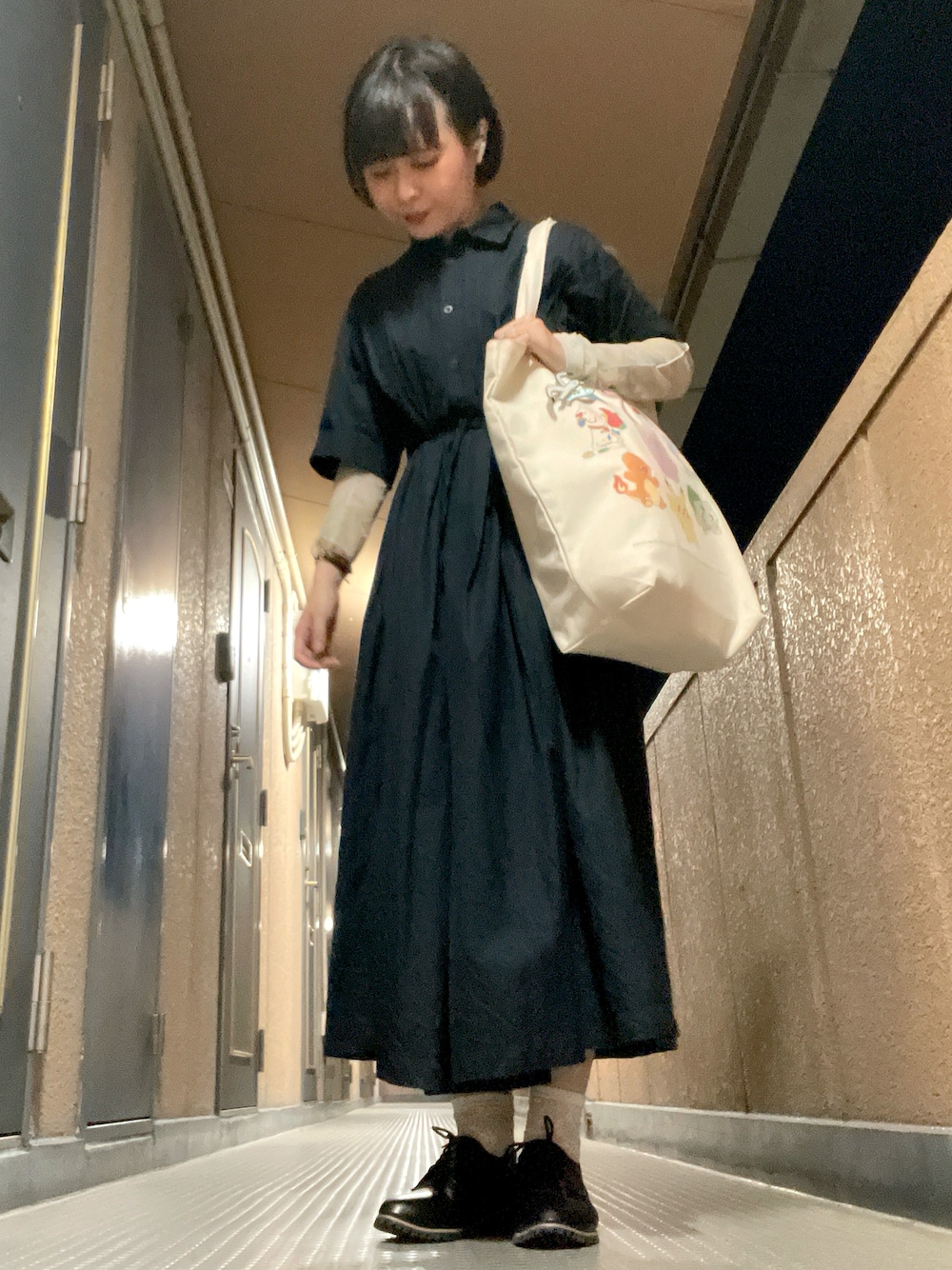 ブラック系のドレスシューズ、グリーン系のTシャツ/カットソー、ブラック系のワンピースを着用したレディースの夏コーディネートの1枚目の写真