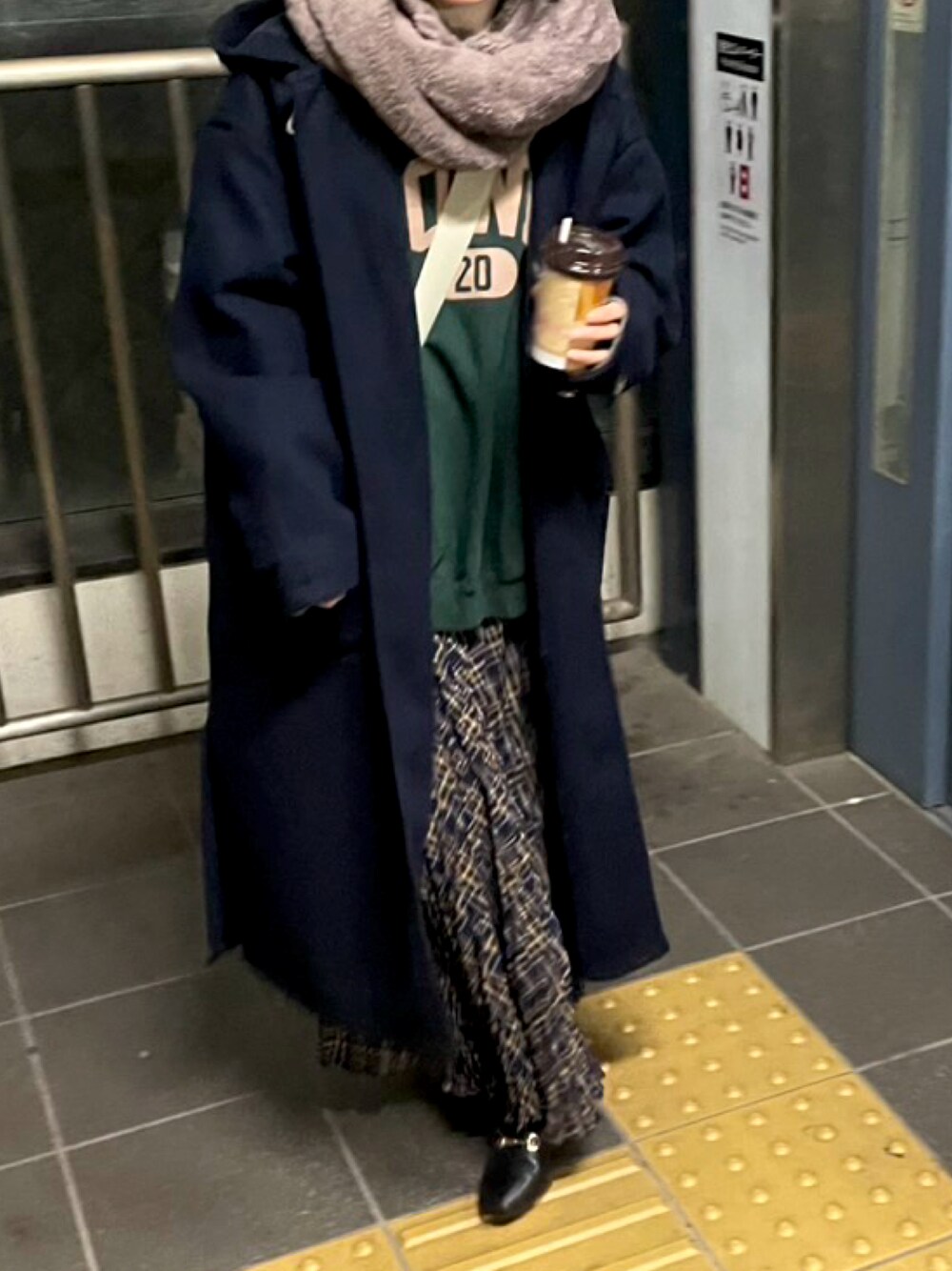 「大人コーデ、オトナ女子、オーバーサイズ、休日スタイル、ショルダーバッグ、レイヤード、チェック、ガーリーコーデ、シンプル、チェックスカート、ダッフルコート、スカートコーデ、真冬のあったかスタイル、ローファーコーデ、デート」｜「HONEYSUCKLE ROSEの【HONEYSUCKLE ROSE】ダッフルコート（ダッフルコート、ブルー系）」を使った、higa_99さん（レディース・150cm）の冬コーディネートの1枚目の写真
