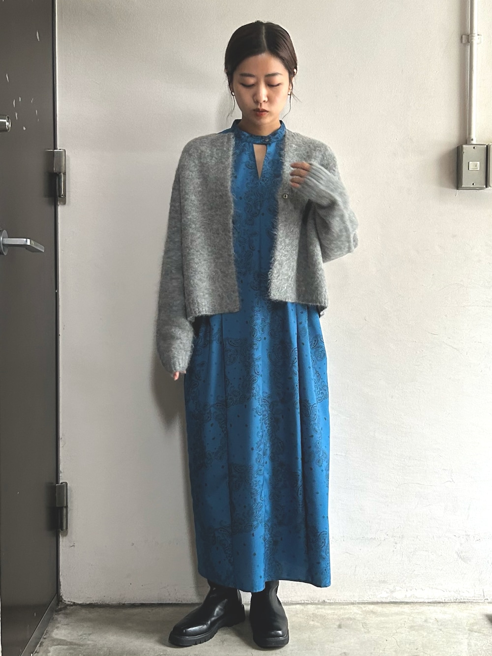 「秋っぽコーデ更新中、秋冬コーデ、オトナカワイイ、オトナ女子、ワンピース、ニットコーデ、ニットカーディガン、グレー、柄ワンピース、ニット」｜「NOMBRE IMPAIRの【予約】ランダムペイズリーPT　サイドタックワンピース（ワンピース、ブルー系）」を使った、ishikawa.さん（レディース・156cm）の秋コーディネートの1枚目の写真