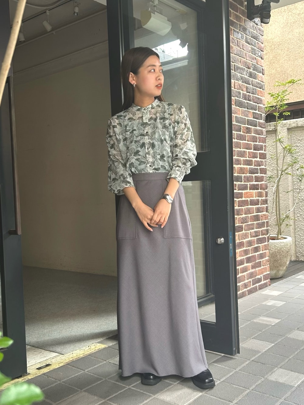 「お出かけコーデ、秋服準備はじめました、大人カジュアル、オフィスカジュアル、レオパード、マーメイドスカート、柄シャツ、グリーン、秋コーデ、大人かわいい」｜「FIL DE FERのライトダブルクロス　バイヤスフレアスカート（スカート、グレー系）」を使った、ishikawa.さん（レディース・156cm）の夏コーディネートの1枚目の写真