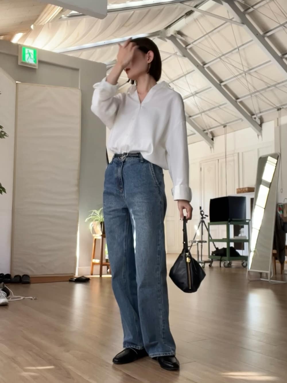 「シャツスタイル、シャツ、シャツコーデ、デニム、デニムコーデ、ブルーコーデ、ブルーデニム、シャツ好き集まれ、春コーデ、先取りコーデ、骨格ナチュラル、レザーバッグ、レザー、ショルダーバッグ、ハンドバッグ」｜「Didot.showroomの《 UNISEX 》ストライプオーバーシャツ（シャツ/ブラウス、ホワイト系）」を使った、chiさん（骨格ナチュラル・レディース・162cm）の冬コーディネートの1枚目の写真