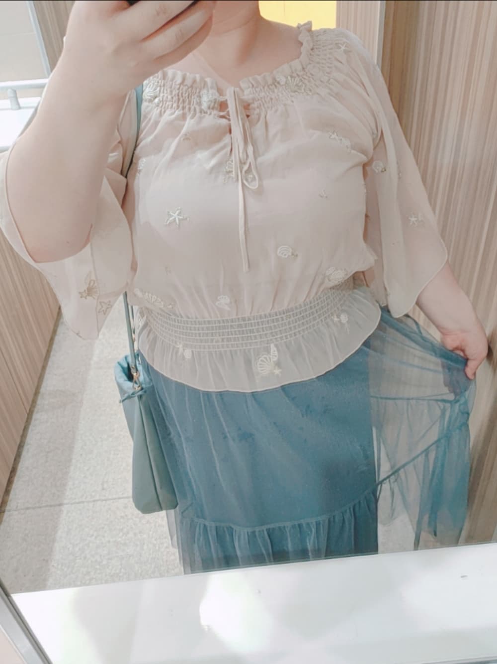 「夏、ラフ、海コーデ、ナイスクラップ、シースルー、骨格ウェーブ、オフショル、フェミニン×カジュアル、ぽっちゃり、プラスサイズ、プチプラコーデ、ペンライトケース、スリコ、オトナカワイイ、クロックス」｜「one after another NICE CLAUPのシェル刺繍ブラウス（シャツ/ブラウス、ベージュ系）」を使った、きゅるᵕ̈໒꒱·̩͙🔰さん（骨格ウェーブ・レディース・155cm）の夏コーディネートの1枚目の写真