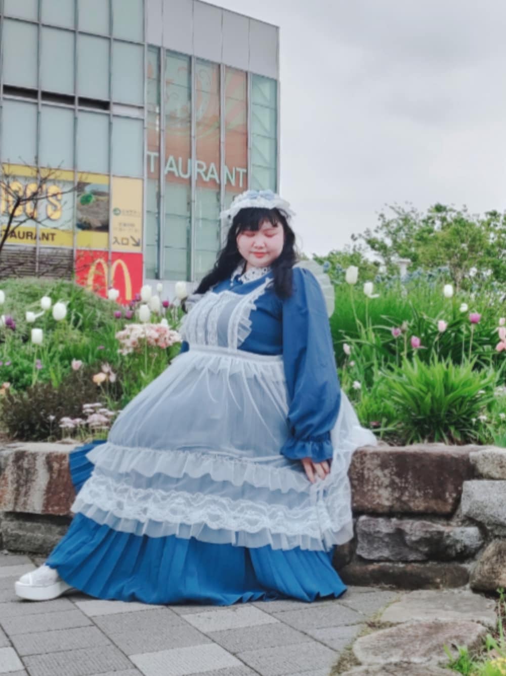 「春めき満開コーデ、アリス風コーデ、お出かけコーデ、青木美沙子さんコラボ、ロリータ、かわいい、しまむらコーデ、プラスサイズ、ぽっちゃりコーデ、ふくよかコーデ、ガーリー、ラファーファ、厚底サンダル、ドレスアップ」｜「しまむらのアイテム（ワンピース、ブルー系）」を使った、きゅるᵕ̈໒꒱·̩͙🔰さん（骨格ウェーブ・レディース・155cm）の春コーディネートの1枚目の写真