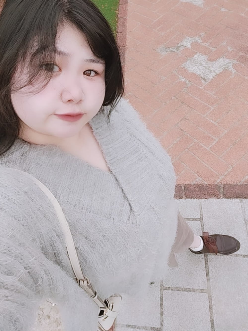 「冬コーデ、シンプルコーデ、ふくよかコーデ、オトナ女子、お出かけコーデ、ラベルエチュード、ラファーファシューズ、甲高幅広、ぽっちゃり、ぽっちゃりコーデ、モコモコニット、フェザーニット、オーバーサイズニット、キレイめカジュアル」｜「LA BELLE ETUDEのフェザーヤーンVニット（ニット/セーター、グレー系）」を使った、きゅるᵕ̈໒꒱·̩͙🔰さん（レディース・155cm）の冬コーディネートの1枚目の写真