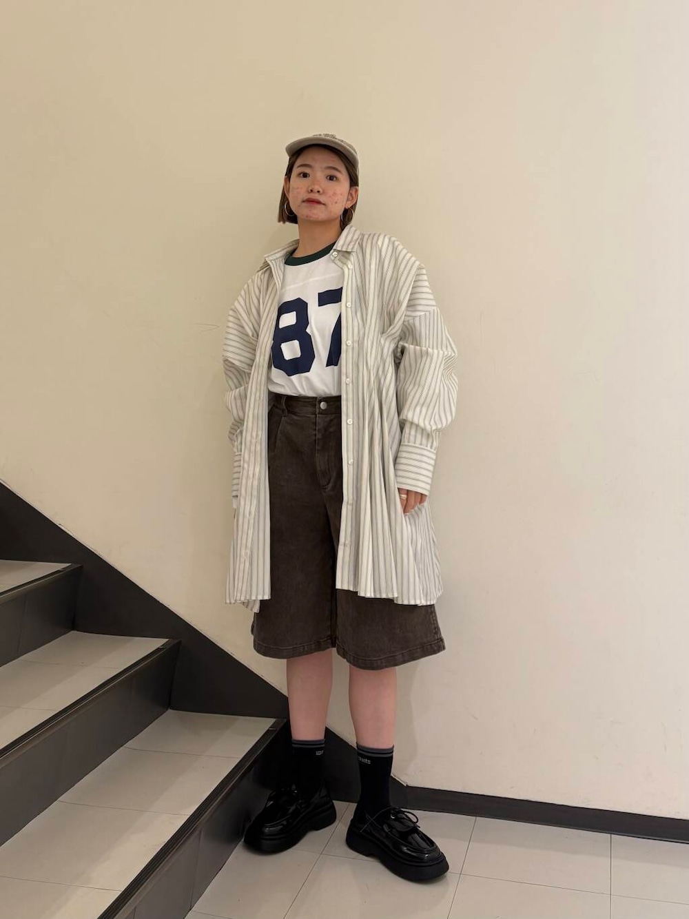 「シャツ、デニム、カジュアル、Tシャツ、ローファー、カジュアルコーデ、ロンT、シャツワンピース、ウエストマーク、ブラウス、kbf_ootd、KBF、メンズライク、カットソー、デニムパンツ」｜「KBFのダメージデザインCAP（キャップ、ベージュ系）」を使った、mzktdさん（レディース・157cm）の冬コーディネートの1枚目の写真