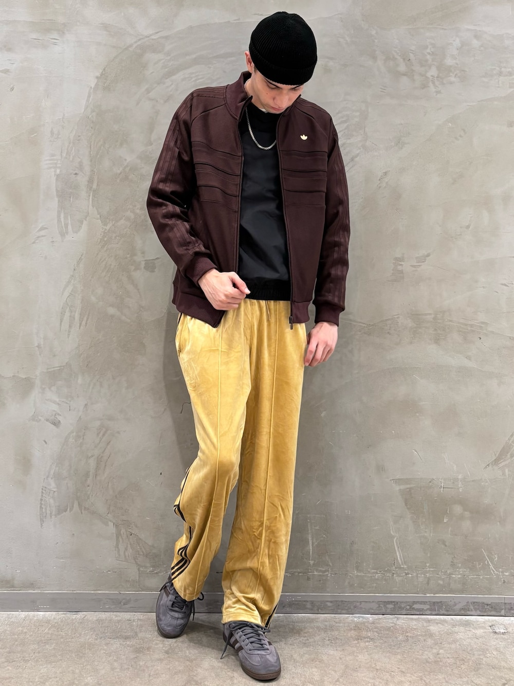 「スニーカー、adidas、ジャージ、アディダス、ベロア、トラックパンツ、adidas originals、アディダスオリジナルス、トラックトップ、ハンドボールスペツィアル」｜「adidasのアーカイブ トラックトップ / ジャージ / アディダスオリジナルス adidas Originals（ジャージ、ブラウン系）」を使った、JNさん（メンズ・195cm）の秋コーディネートの1枚目の写真