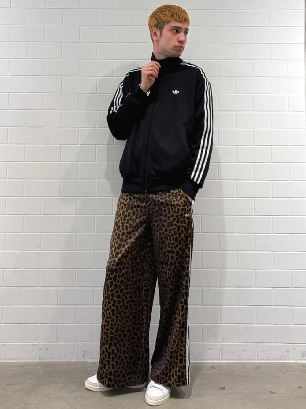 ブラック系のジャージ、ブラウン系のその他パンツ、ホワイト系のスニーカーを着用したメンズの春コーディネートの1枚目の写真