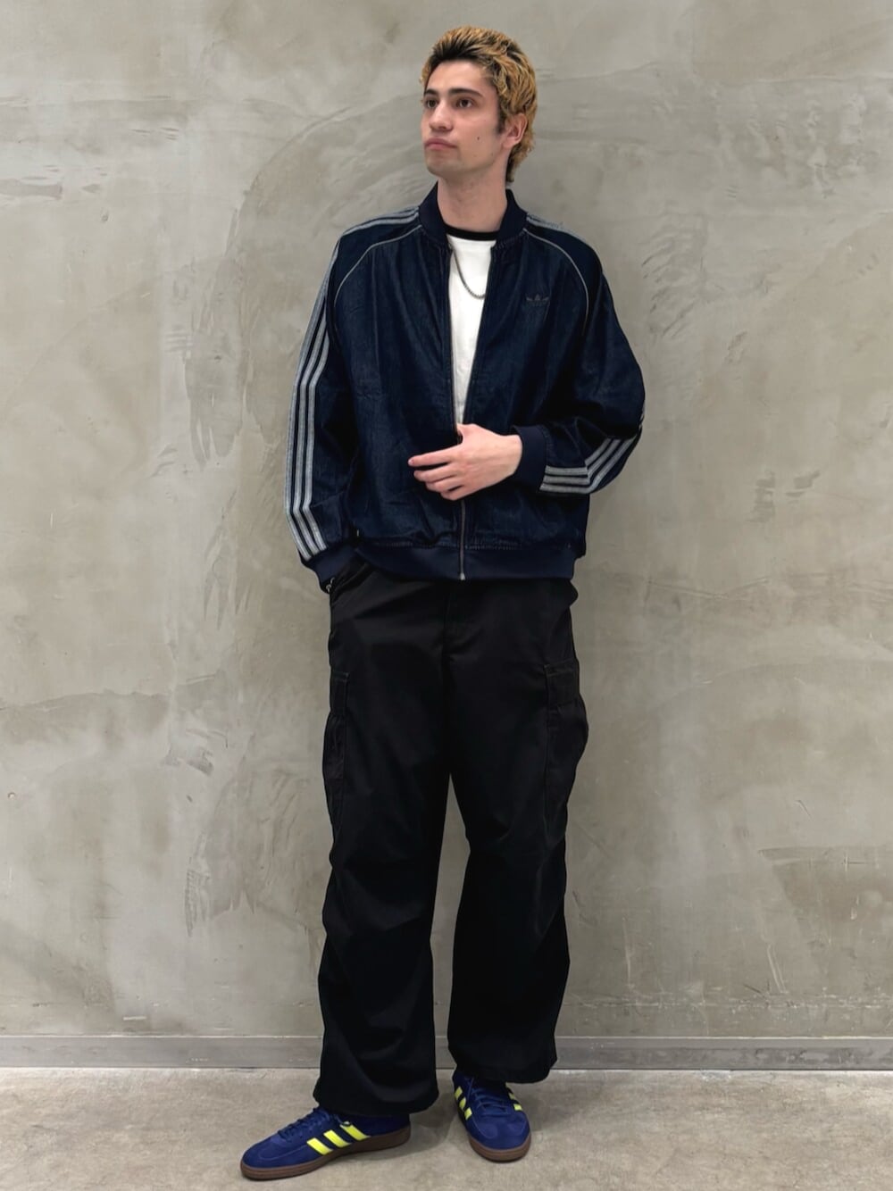 「adidas、adidas originals、アディダス、アディダスオリジナルス、スニーカー、デニムジャケット、SPEZIAL」｜「adidasのSST アディカラー ルーズ SST デニム ストーン（デニムジャケット、ブルー系）」を使った、JNさん（メンズ・195cm）の夏コーディネートの1枚目の写真