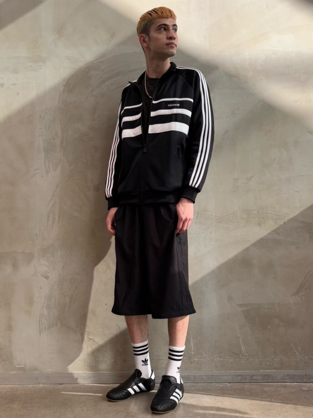 ブラック系のその他パンツ、ブラック系のジャージ、ブラック系のシューズを着用したメンズの冬コーディネートの1枚目の写真