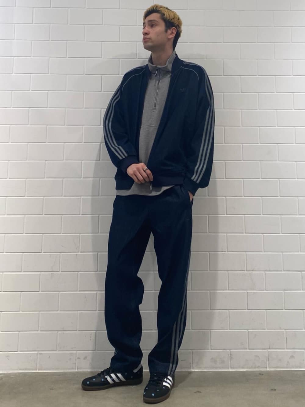 adidasのデニムパンツを使った「ハーフジップ」の人気ファッション