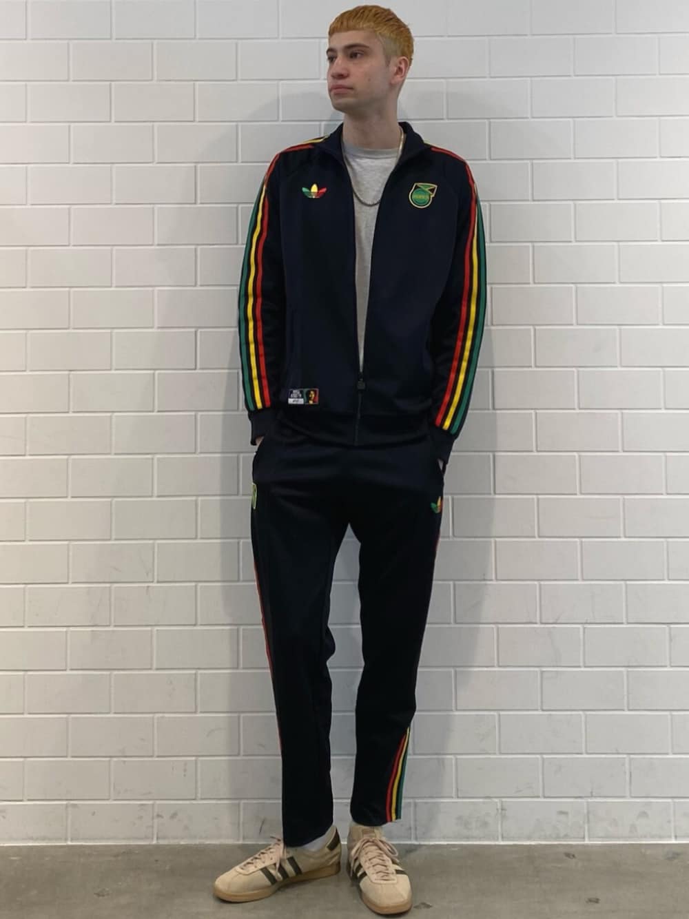 ベージュ系のスニーカー、ブラック系のジャージ、ブラック系のスウェットパンツを着用したメンズの冬コーディネートの1枚目の写真